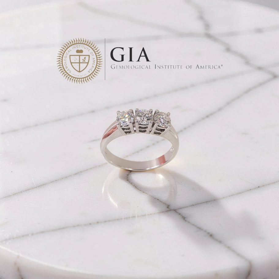 anello trilogy con 3 diamanti certificati GIA 0.90 carati colore D purezza VS1 taglio brillante