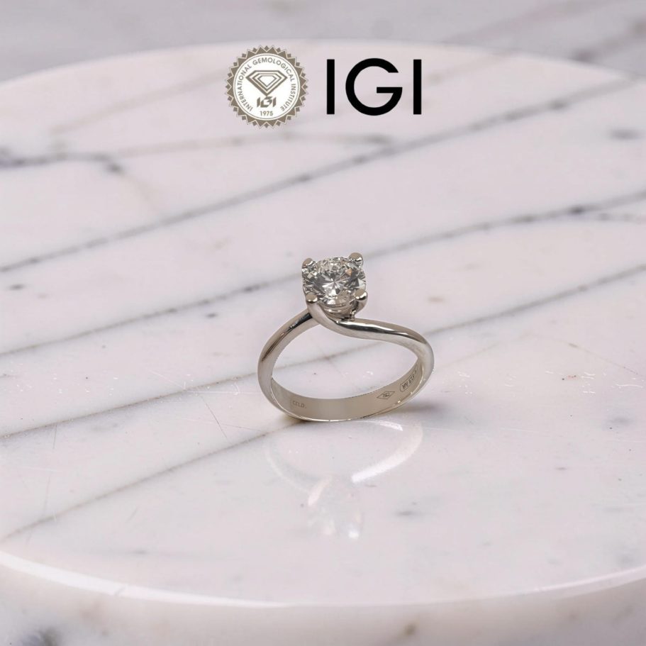 Anello Solitario Oro 18Kt con Diamante 1.02 Ct (Carati) D/VVS1 Certificato IGI – Diamante di Laboratorio
